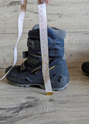 Детские зимние высокие ботинки б/у lowa milo gtx hi 36 р 23 см на липучках8 фото