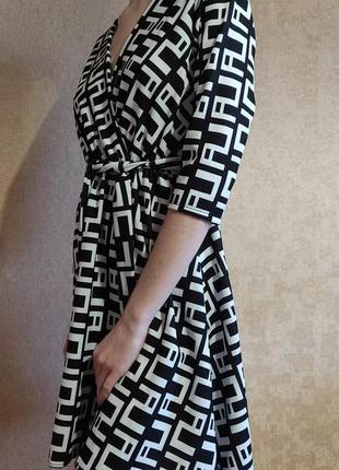 Еластичне трикотажне плаття з геометричним принтом, на запах4 фото