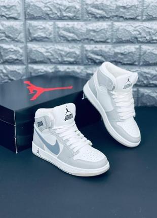 Женские кроссовки джордан высокие jordan air retro бело серые3 фото