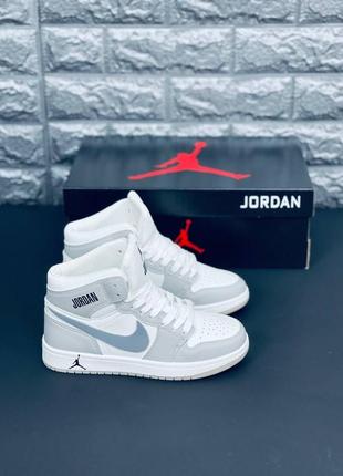 Женские кроссовки джордан высокие jordan air retro бело серые1 фото