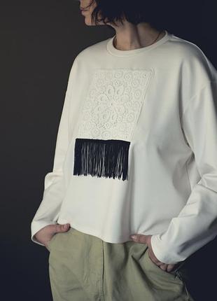 Трикотажный оверсайз свитшот в этно стиле