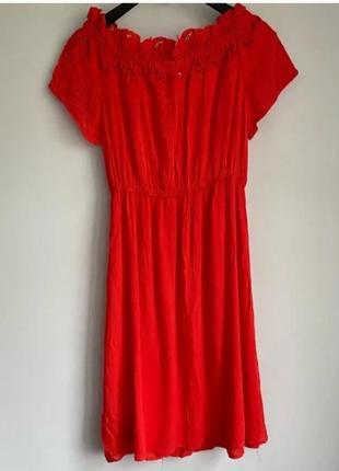 Красное платье с открытыми плечами, размер 108 фото
