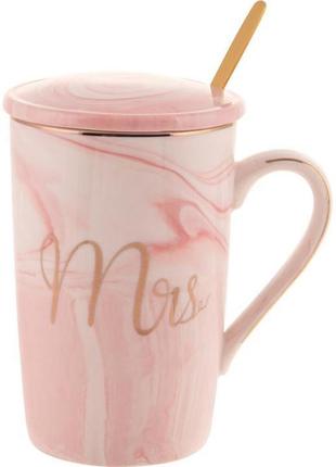 Кухоль порцеляновий coffee prelude "mrs" 420 мл із кришкою і ложкою, рожевий мармур1 фото