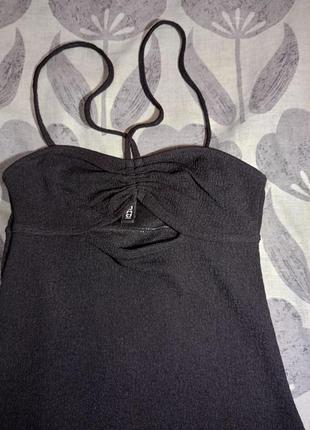 Красивое черное платье-сарафан с вырезом под грудью2 фото