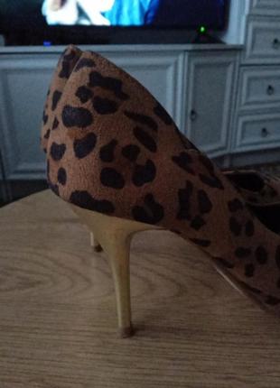 Жіночі туфлі човники на підборах леопардовий принт нарядні нові замша5 фото