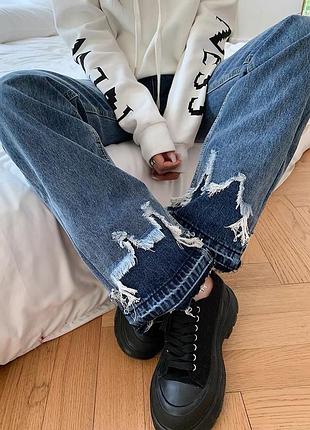 Синие стильные джинсы