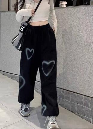 Трендовые брюки с сердечками сердечками свободного кроя на резинке с высокой посадкой оверсайз с карманами7 фото