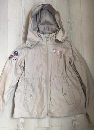 Куртка-ветровка. ткань приятная, внутри сетка.