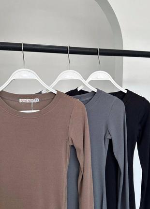 Женственное платье рубчик по фигуре с рукавами миди с разрезом