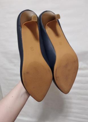 Туфлі нові шкіряні човники низький каблук дерево navy kitten heels pumps лофери балетки тренд 2023 стійкий каблук зручні8 фото