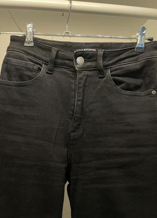 Джинсы черные. бренд reserved из плотного джинса с добавлением эластана. красиво тянутся.2 фото