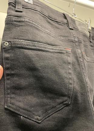 Джинсы черные. бренд reserved из плотного джинса с добавлением эластана. красиво тянутся.4 фото