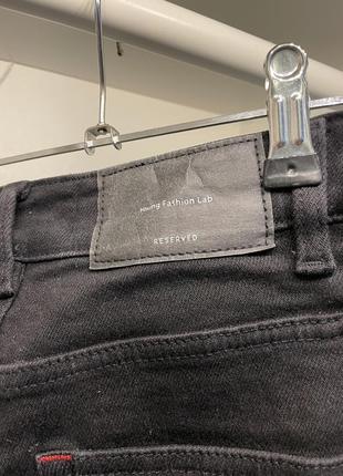 Джинсы черные. бренд reserved из плотного джинса с добавлением эластана. красиво тянутся.5 фото