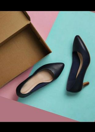 Туфлі нові шкіряні човники низький каблук дерево navy kitten heels pumps лофери балетки тренд 2023 стійкий каблук зручні1 фото