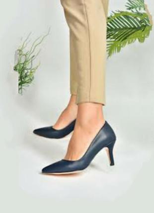 Туфлі нові шкіряні човники низький каблук дерево navy kitten heels pumps лофери балетки тренд 2023 стійкий каблук зручні