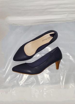 Туфлі нові шкіряні човники низький каблук дерево navy kitten heels pumps лофери балетки тренд 2024 стійкий каблук зручні