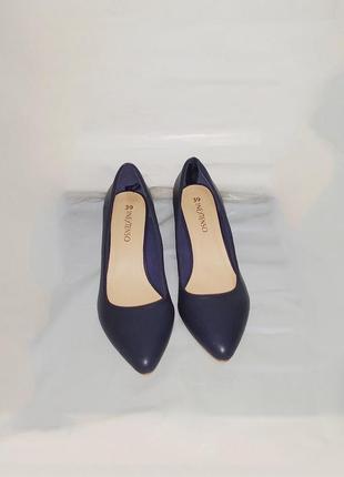 Туфли новые кожаные лодочки низкий каблук дерево navy kitten heels pumps лоферы балетки тренд 2023 устойчивый каблук удобные6 фото