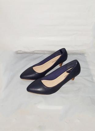 Туфли новые кожаные лодочки низкий каблук дерево navy kitten heels pumps лоферы балетки тренд 2023 устойчивый каблук удобные3 фото