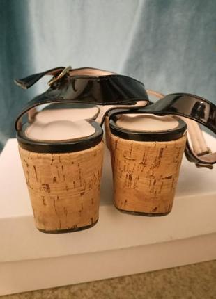 Босоножки на танкетке