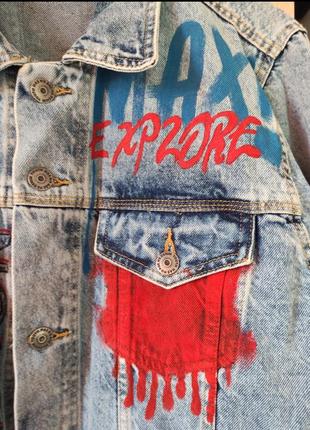 Кастомна джинсова куртка з принтом, написами граффіті р. 52-544 фото
