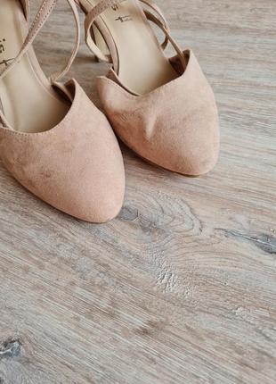Пудровые стильные туфли на каблуках Tamaris3 фото