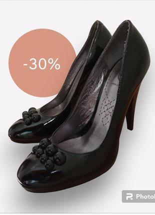 Лакові туфлі на підборах