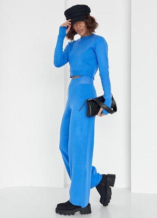 Костюм женский вязаный с широкими брюками и коротким джемпером синий3 фото