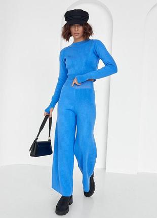 Костюм женский вязаный с широкими брюками и коротким джемпером синий7 фото