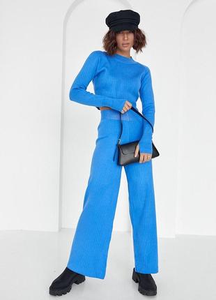 Костюм женский вязаный с широкими брюками и коротким джемпером синий10 фото