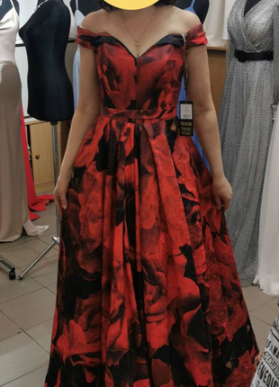 Яскрава святкова вечірня сукня