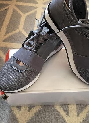 Жіночі кросівки