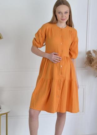 Легкое оранжевое платье по колено средней длины для беременных и кормящих 42-563 фото