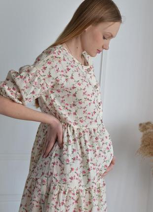 Легкое светлое платье по колено средней длины для беременных и кормящих6 фото
