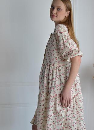 Легкое светлое платье по колено средней длины для беременных и кормящих5 фото
