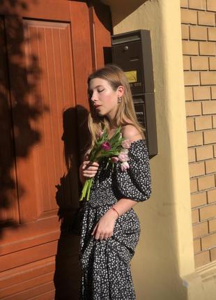 Чорна сукня з дрібним принтом