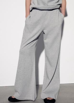 Широкие брюки с высокой посадкой и эластичным поясом.1 фото