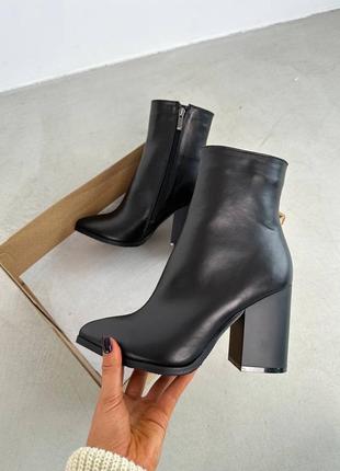 Шкіряні ботильйони з гострим мисом базові на стійкому каблуку