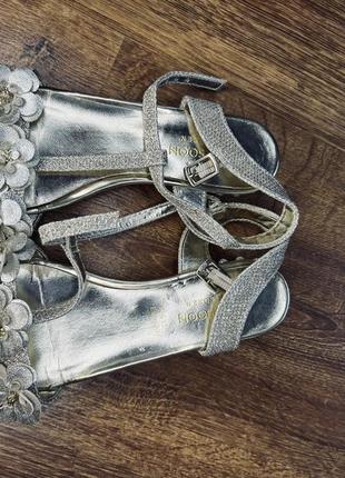 Золотые босоножки