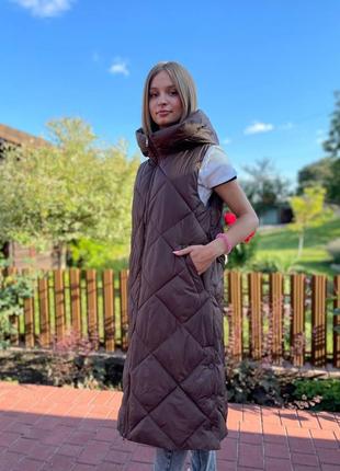 Жіноча коричнева  жилетка довга безрукавка з поясом стьогана2 фото