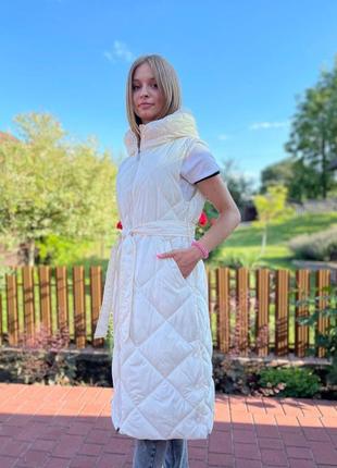 Жіноча біла жилетка довга безрукавка з поясом стьогана2 фото