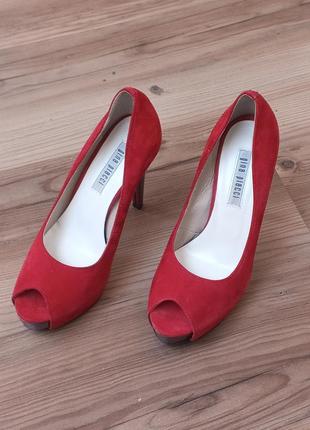 Шикарные красные замшевые туфли на каблуке2 фото