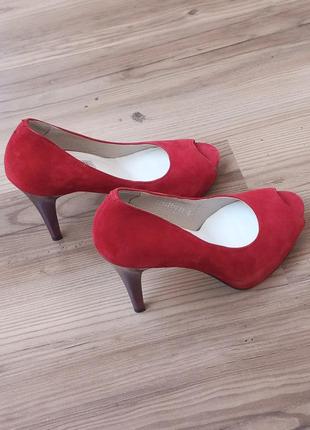 Шикарные красные замшевые туфли на каблуке3 фото