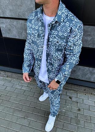 Чоловічий класичний костюм з принтом