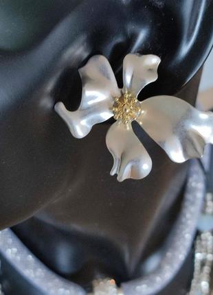 Стильні акцентні сережки пусети срібна квітка5 фото