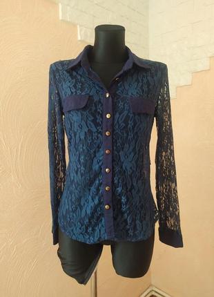 Гіпюрова сорочка (блуза) floreena синього кольору з розрізом та бантиками на спині