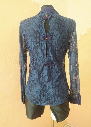 Гіпюрова сорочка (блуза) floreena синього кольору з розрізом та бантиками на спині3 фото