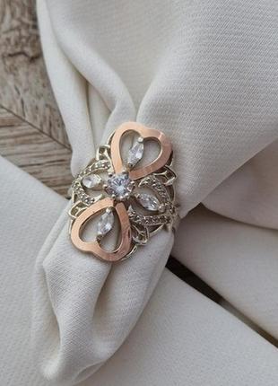 Кольцо серебряное с золотыми напайками и цирконами разного размера