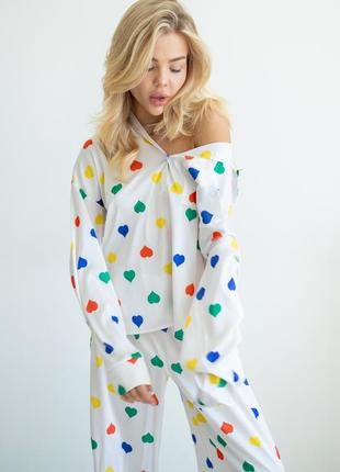 Серденько 30076 жіноча піжама вільного крою шовкова біла з різнокольоровими сердечками10 фото