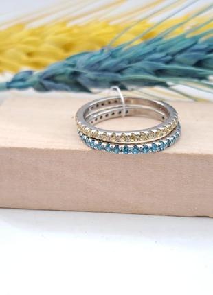Серебряное нежное тонкое парное патриотическое кольцо с желто синими фианитами 9252 фото