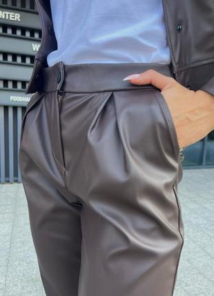 Женский костюм укороченная куртка и штаны из экокожи6 фото